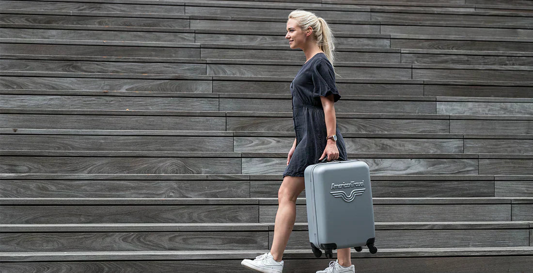 Frau mit einem Koffer von American Travel