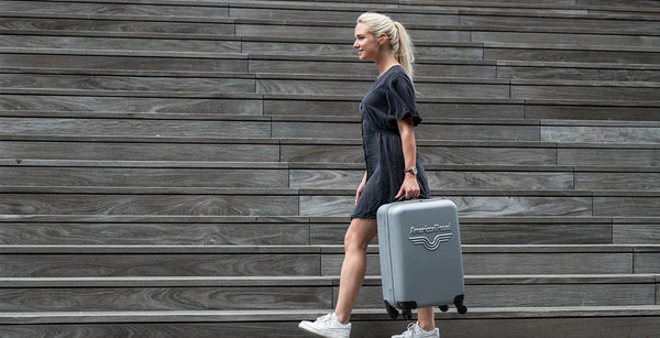 Frau mit einem Koffer von American Travel