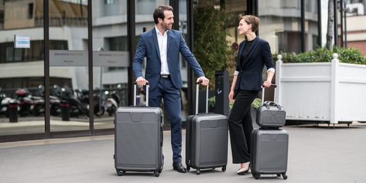 Zwei Personen mit Koffern von Wave