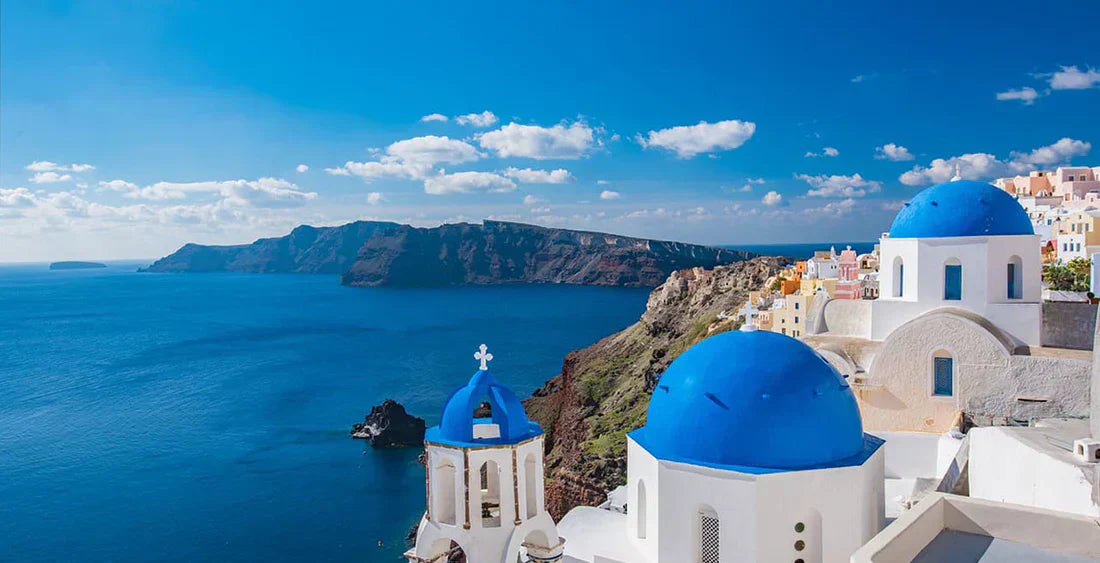 Blauweiße Häuser und die Bucht von Santorini