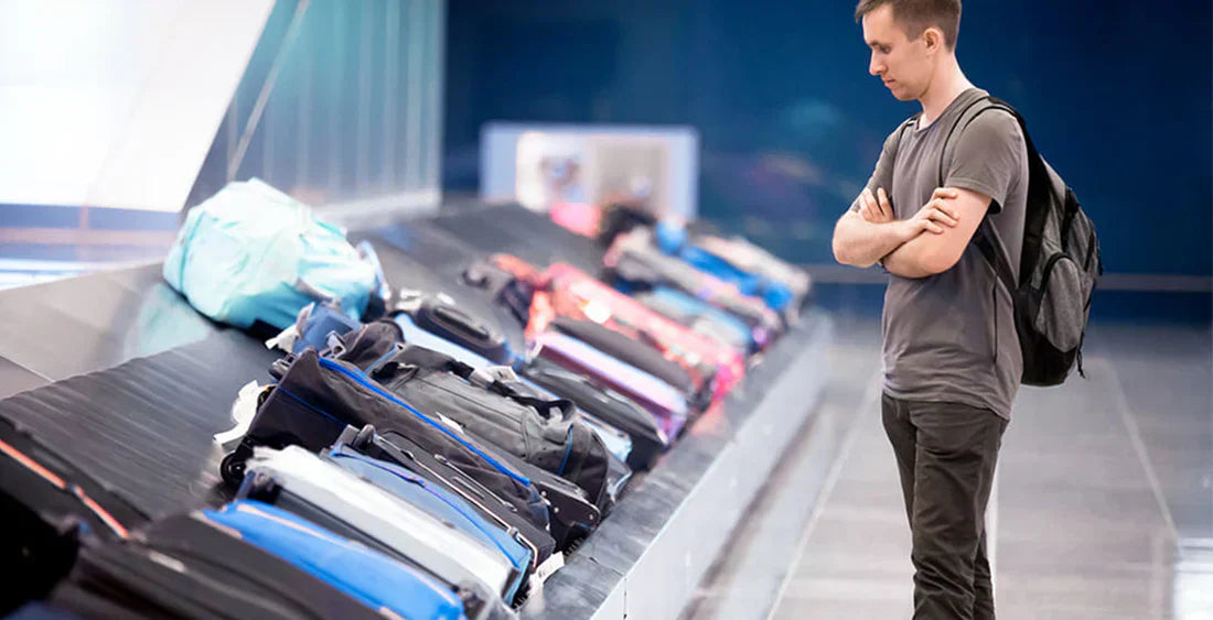 Mann an einem Kofferband