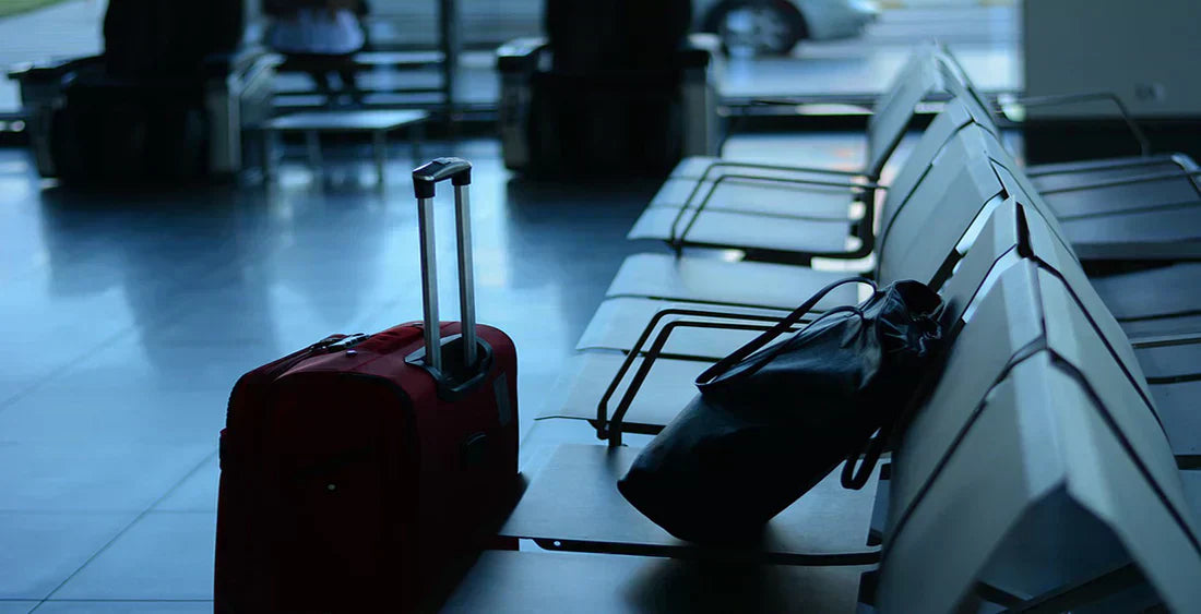 Koffer und Rucksack auf einer Bank am Flughafen