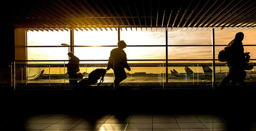 Flughafen mit Passagieren mit Koffer