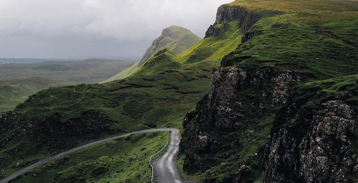 Straße in den Bergen von Schottland