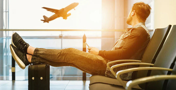 Mann auf einer Bank am Flughafen