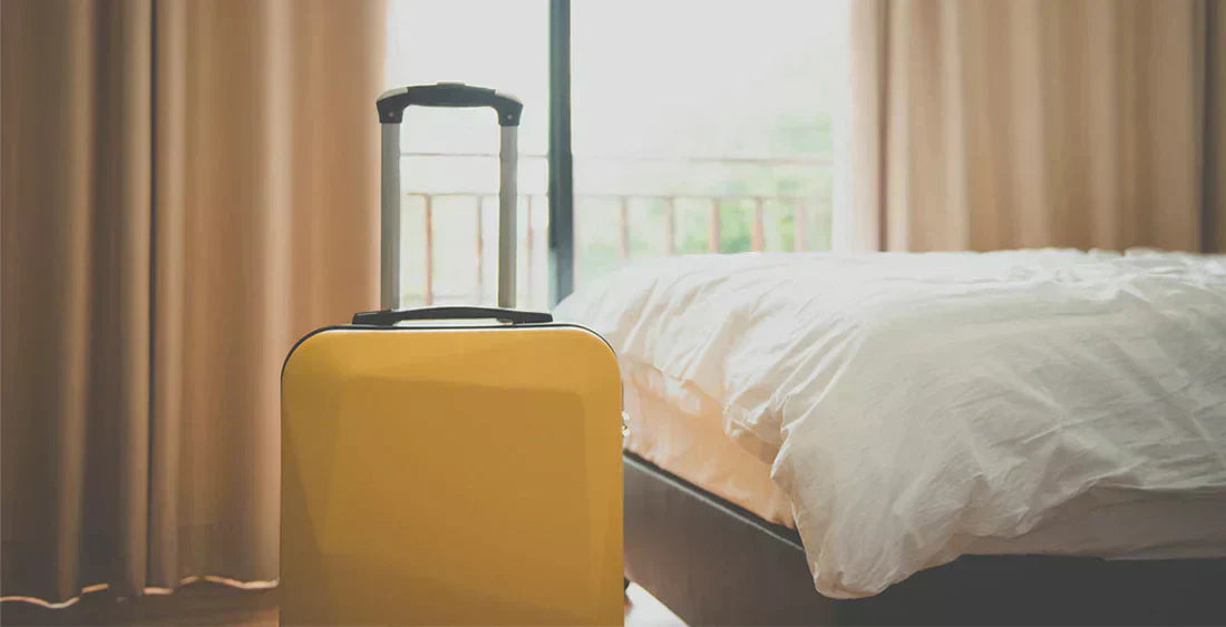 Koffer in einem Hotelzimmer