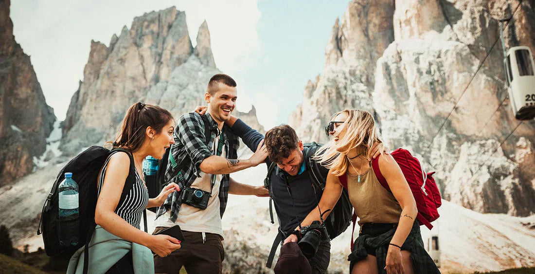 Gruppe von Freunden in der Natur