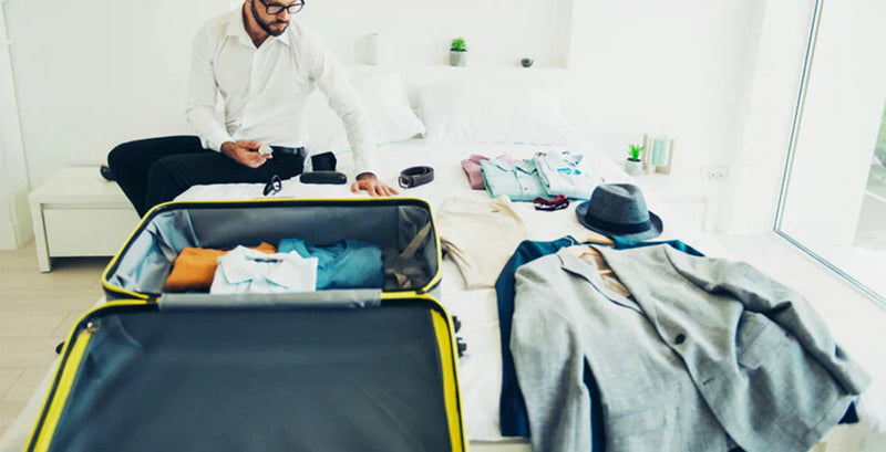 Anzug, der in einen Koffer gepackt werden soll