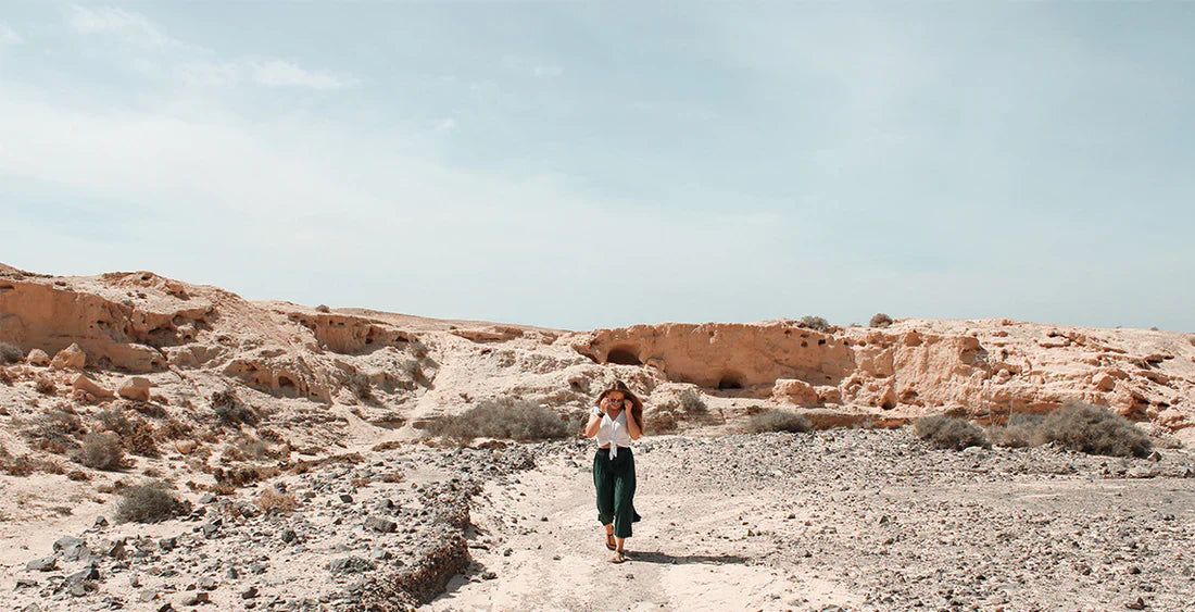 Frau in einer Wüste
