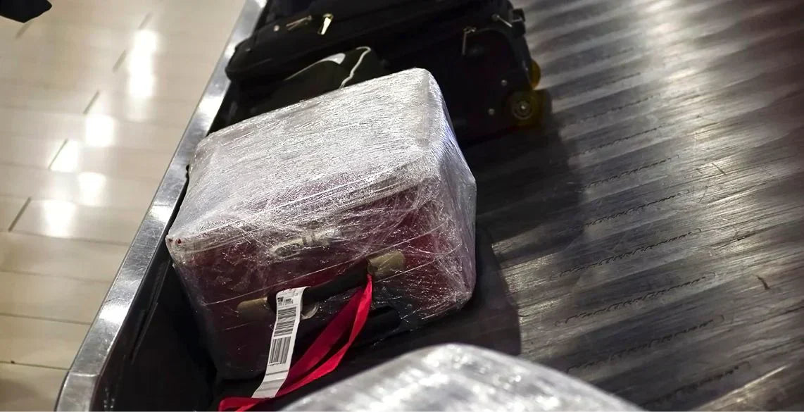 Warum packt man Koffer in einen Plastikfilm ein?