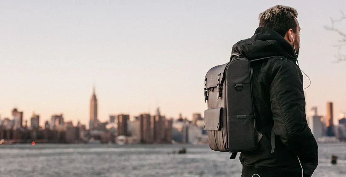 Mann mit Rucksack in einer Großstadt