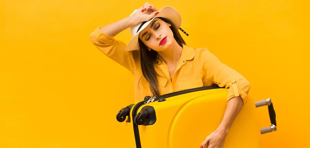 Frau mit Koffer für ein Gewicht von 15kg