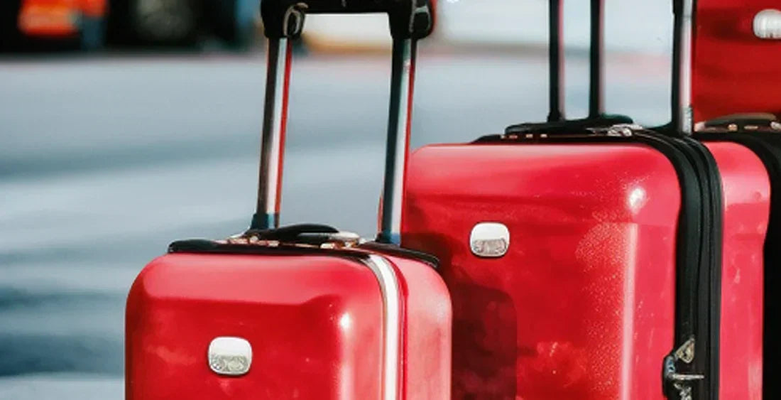 Drei rote Koffer verschiedener Größe