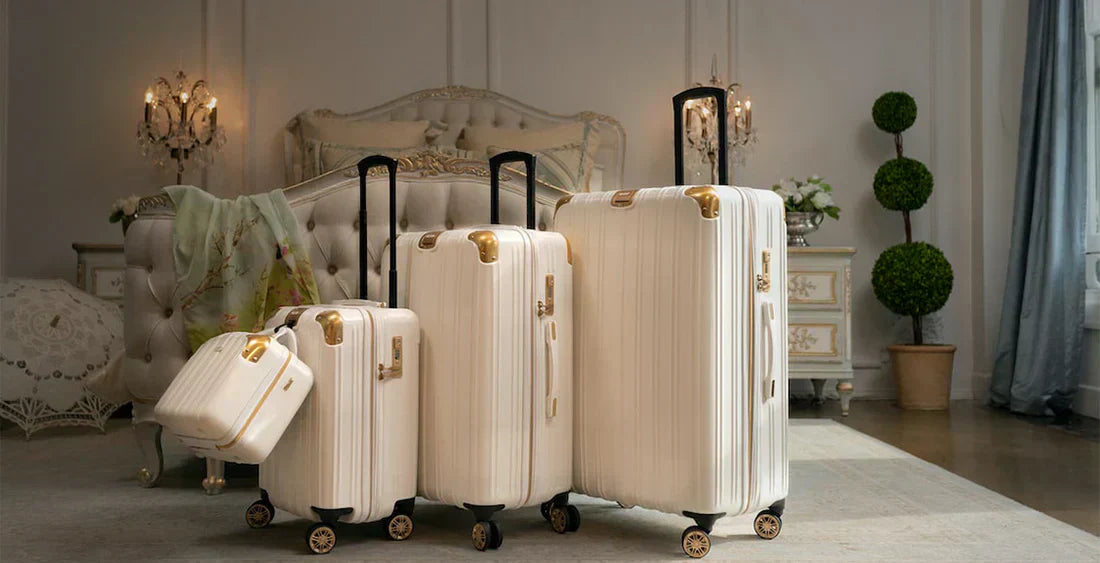 Kofferset in beige mit einem Kosmetikkoffer in einem Hotelzimmer