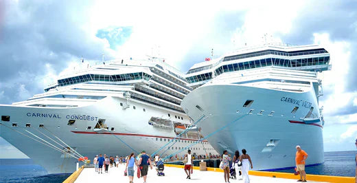 Zwei Kreuzfahrtschiffe an einem Steg