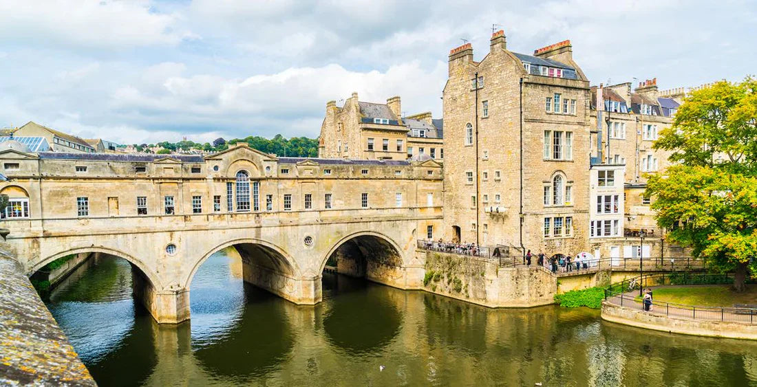 Fluss und alte, schöne Häuser in England