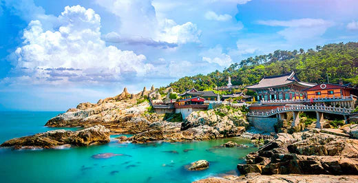 Bucht in Südkorea mit asiatischen Häusern und einer Brücke