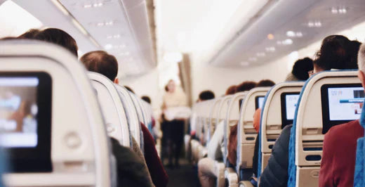 Flugzeugkabine mit Bildschirmen