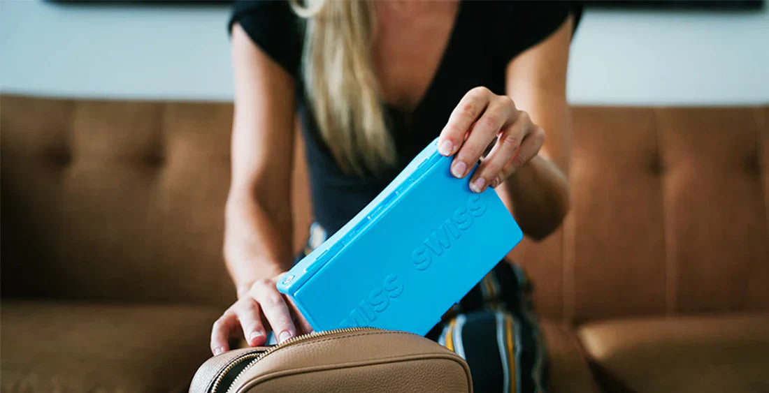 Frau mit Kulturbeutel