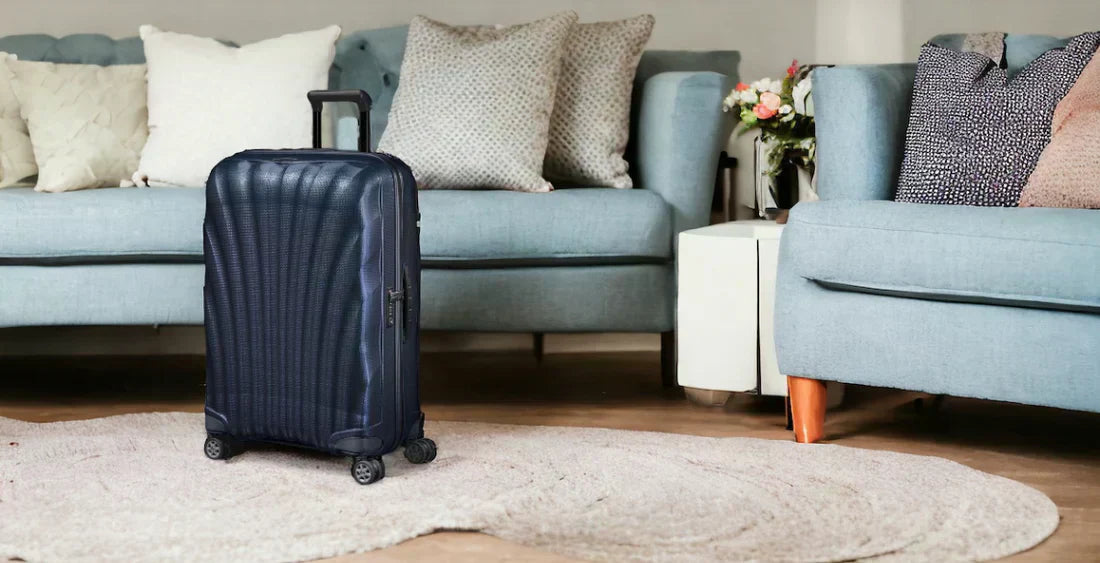 Koffer von Samsonite vor zwei Couchen und einem Tisch