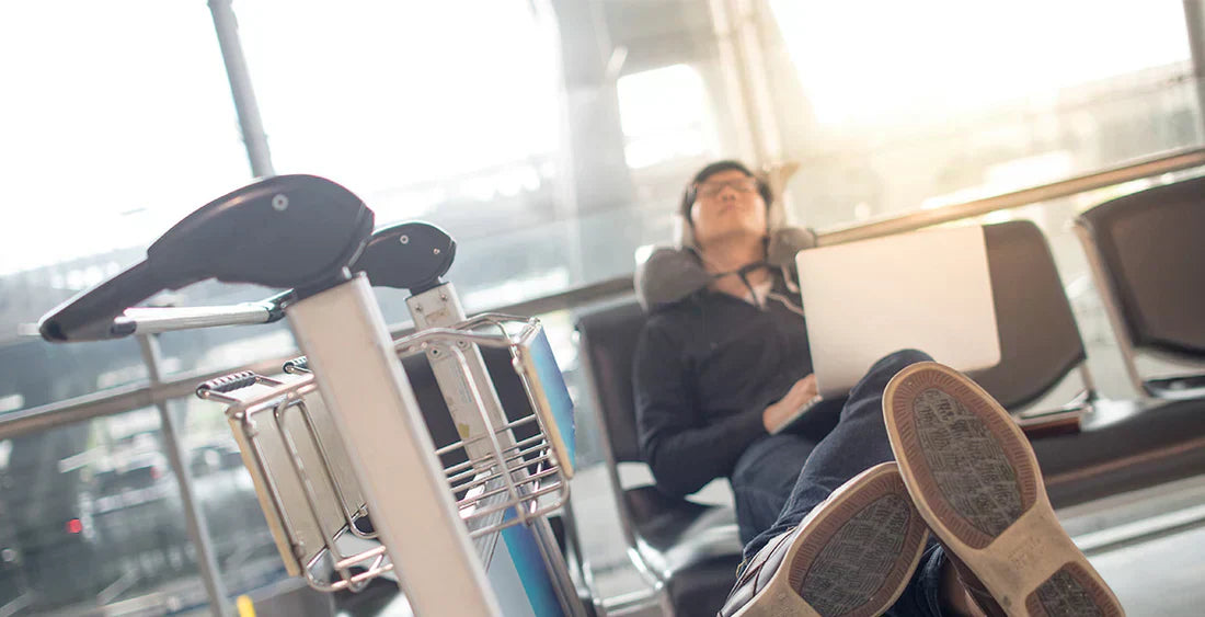 Person, die auf einer Bank im Flughafen schläft