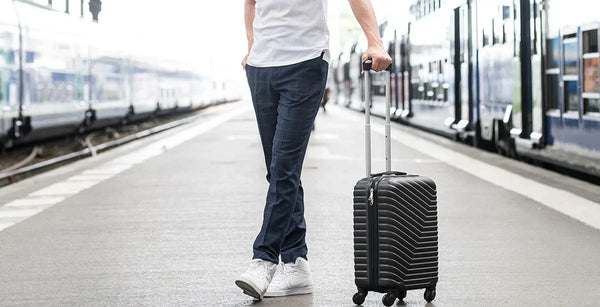 Person mit einem Handgepäck an einem Bahnhof