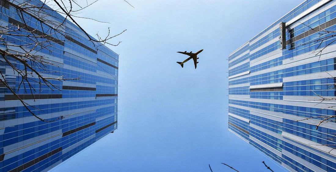 Flugzeug über zwei Wolkenkratzern