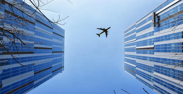 Flugzeug über zwei Wolkenkratzern