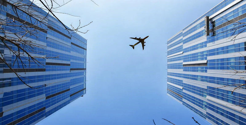 Flugzeug über zwei Wolkenkratzern