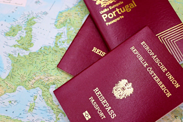 Landkarte mit Reisepässen