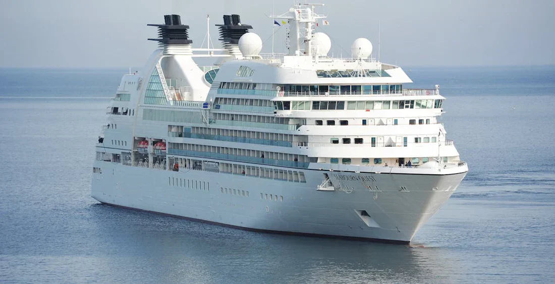 Kreuzfahrtschiff auf dem Wasser