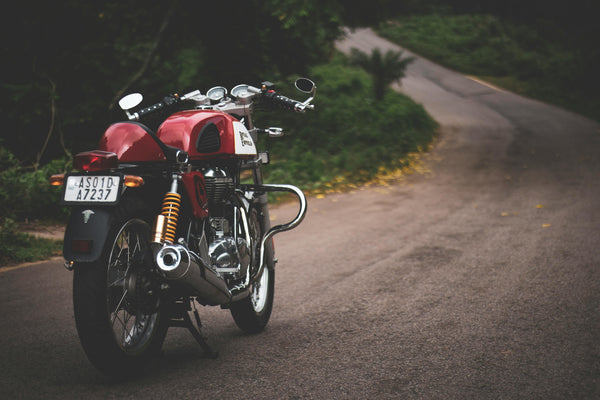 Rotes Motorrad auf einer Bergstraße