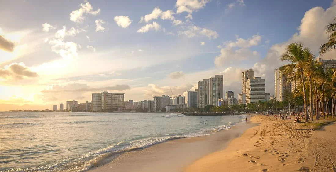 Strand und Meer vor der Skyline einer Stadt
