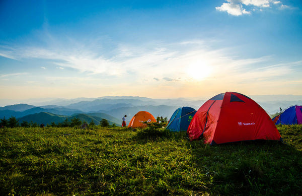 Camping mit Zelten auf einem Berg