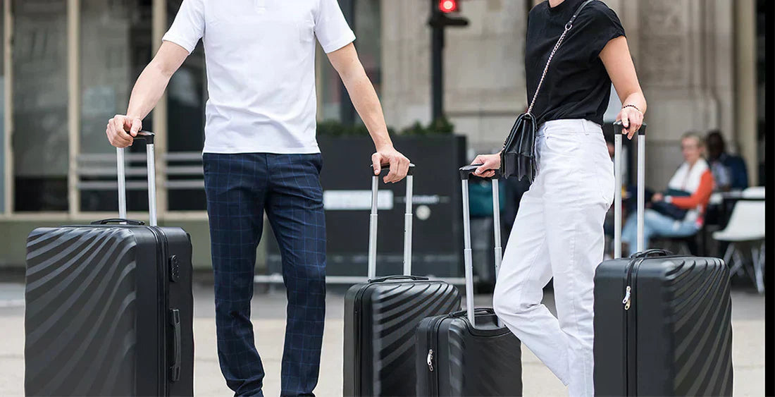 Zwei Personen mit mehreren Koffern